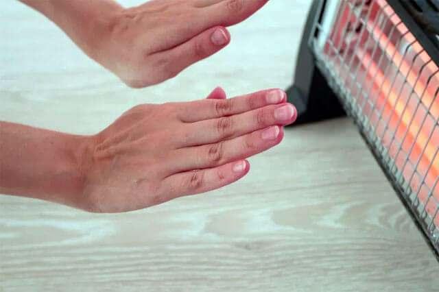 <p>Yüksek güç tüketen elektrikli ısıtıcılar, uzatma kablosuna takıldığında <strong>aşırı ısınarak yangın tehlikesi</strong> oluşturduğu için uzatma kablosuyla kullanılmamalıdır.</p>