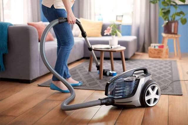 <p>Elektrikli süpürgeler de uzatma kablosuna asla takılmaması gereken cihazlar arasında yer alır. </p>