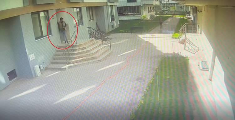 <p> Dün saat 10.30 sıralarında kaydedilen görüntülerde, 3 şüphelinin Cerit'in 2'nci katındaki dairede oturduğu 4 katlı binaya girdiği, şüphelilerden birinin bir süre sonra binadan çıktığı, yeniden eve döndüğü değerlendirilen şüphelinin, diğer erkek şüpheliyle birlikte tekrar binadan çıktığı görüldü. </p>

<p> </p>
