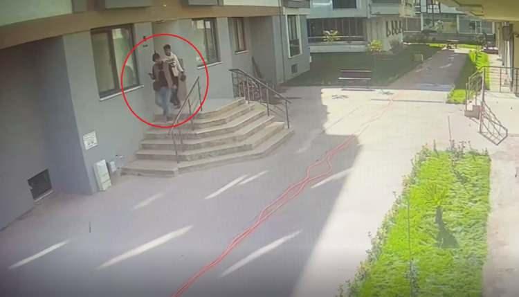 <p>Elinde poşet bulunan kadın şüphelinin, binadan ilk çıkan şüpheliyle birlikte yürüdüğü anlar da güvenlik kamerasına yansıdı.</p>