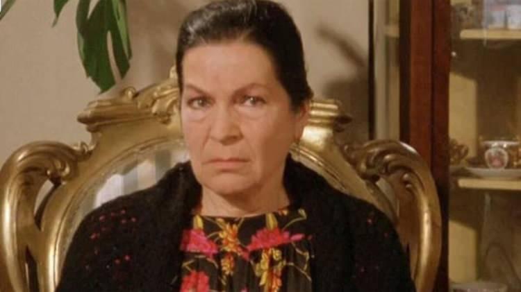 <p><span style="color:#800000"><em><strong>Yeşilçam filmlerinde ketum ve gaddar kadın olarak tanınan Aliye Rona hakkında şaşırtan bir gerçek ortaya çıktı. 1996 yılında beyin kanaması geçirerek hayatını kaybeden ünlü oyuncu, meğer çok ünlü bir oyuncunun halasıymış…</strong></em></span></p>