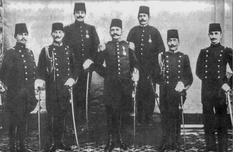 <p>Mustafa Kemal ve arkadaşları, Harp Okulu'ndan mezun oldukları gün kılıç kuşanmaları. (Arşiv-10.02.1902)</p>
