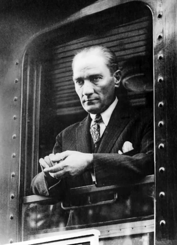 <p>Cumhurbaşkanı Mustafa Kemal Atatürk tren penceresinde. (Arşiv-31.12.1929)</p>
