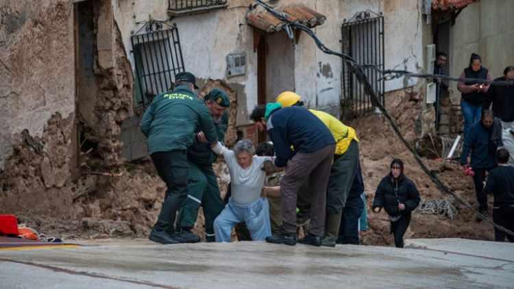 <p> İspanya'nın meteoroloji kurumu AEMET, bazı kesimlere düşen yağışın 200 mm'ye ulaştığını ve Valencia'da 'kırmızı alarm' ilan edildiğini bildirdi. </p>
