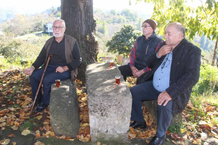 <p>O dönem vatandaşlar, taşın üzerinde yazılar olduğu için şüphelendi. Gerekli görüşmeleri sağlayan vatandaşlar bir sonuç alamayınca, yapısı düzgün olduğu için taşı caminin bahçesine yerleştirerek, oturak olarak kullanmaya karar verdi.</p>
