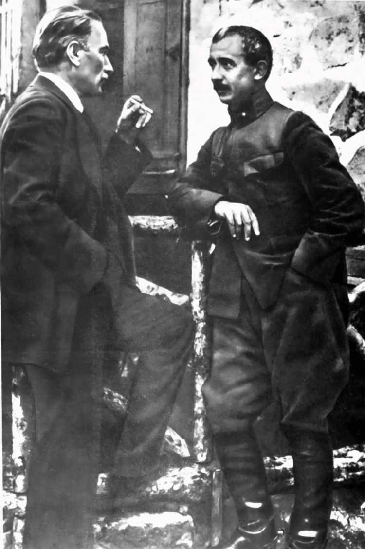 <p>Mustafa Kemal, 2. İnönü Savaşı sonrası Garp Cephesi Komutanı İsmet İnönü ile Çankaya Köşkü'nde. (Arşiv-04.06.1921 )</p>
