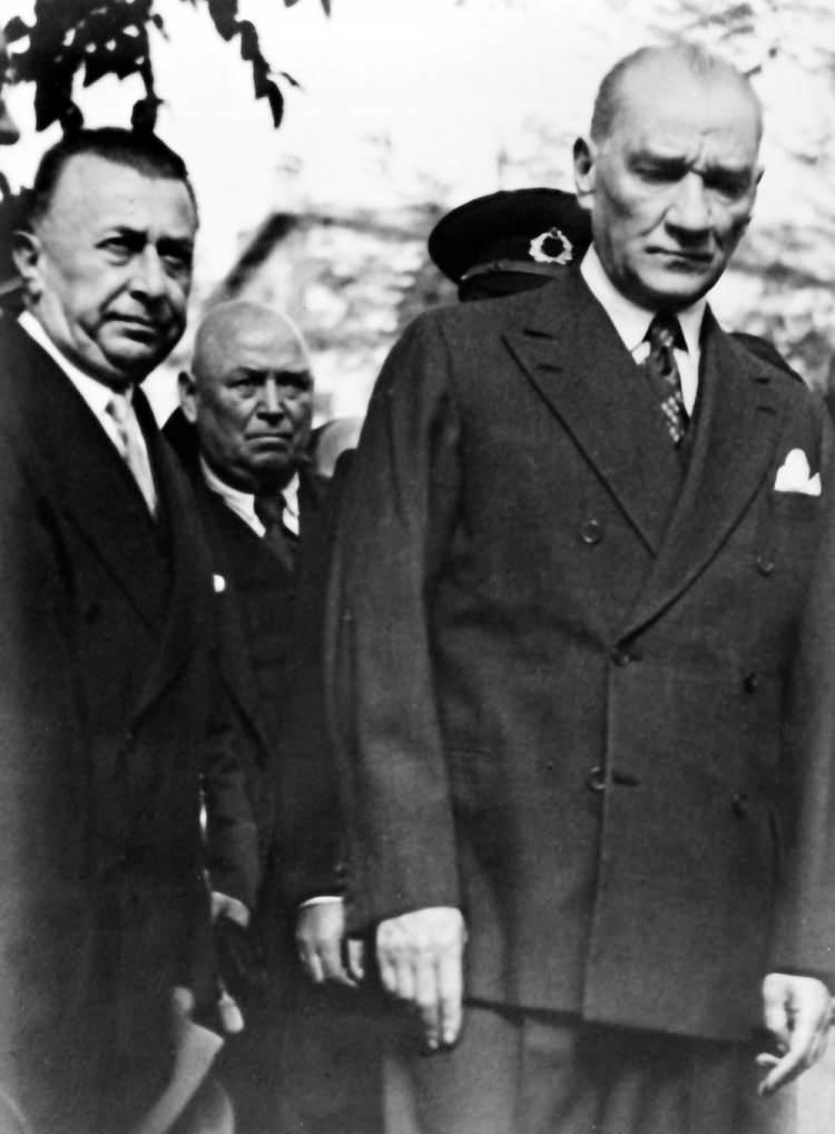 <p>Cumhurbaşkanı Mustafa Kemal Atatürk, Çankaya muhafız alayında denetleme yaparken. İçişleri Bakanı Şükrü Kaya (solda). (Arşiv-01.01.1934)</p>
