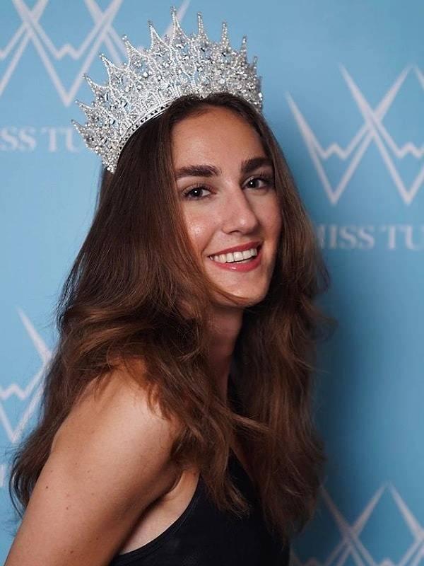 <p>11 Eylül akşamı gerçekleştirilen Miss Turkey 2024 finalinde 20 finalisti geride bırakarak birinci olan Koç Üniversitesi Tıp Fakültesi mezunu İdil Bilgen, 29 Ekim Cumhuriyet Bayramı'nı Instagram hesabından paylaştığı bir fotoğrafıyla kutladı. </p>
