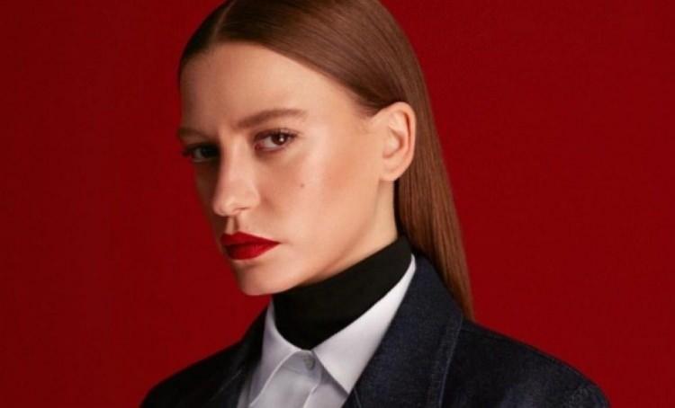 <p>İki gün önce "Fifty shades of Serenay" notunu düştüğü paylaşımla ortalığı kasıp kavuran Serenay Sarıkaya, New York'ta yiyip içtiği anları paylaştığı bir post oluşturmuştu. </p>
