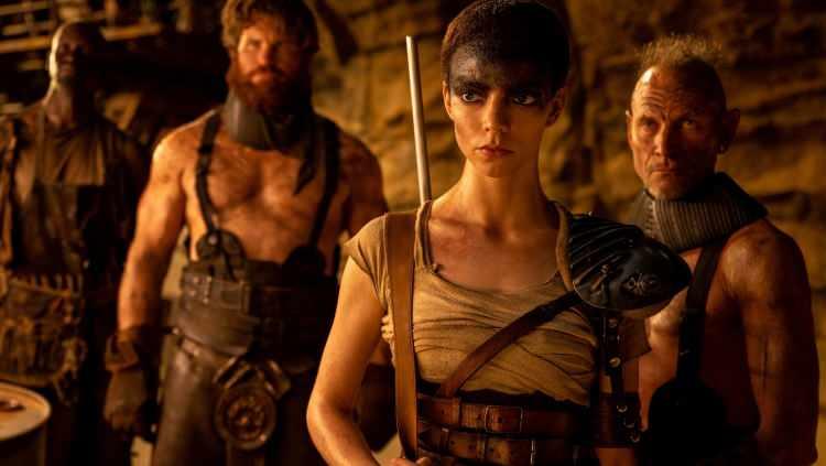 <p><strong>FURİOSA: BİR MAD MAX DESTANI</strong></p>

<p>Chris Hemsworth ve Elsa Pataky'nin rol aldığı 23 Mayıs'ta gösterime giren ve 168 milyon dolar hasılat elde eden Furiosa: Bir Mad Max Destanı filmi 2024 yılının en iyi filmleri arasında yerini aldı.</p>
