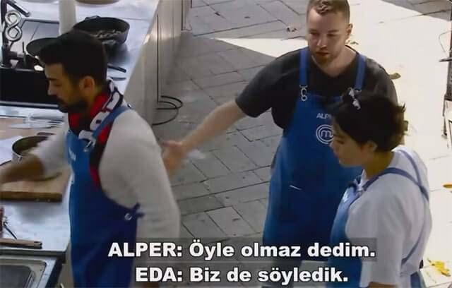 <p>Olay anında orada yer alan bir diğer yarışmacı <strong>Alper</strong>, MasterChef Beyza sağlık ekipleri tarafından götürüldükten sonra "Kaç defa uyardım sizi, o öyle olmaz dedim!" diyerek öfkeli bir şekilde tepkisini dile getirdi.</p>
