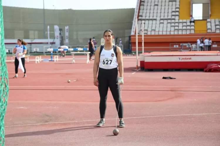 <p>13.30 sıralarında Bahçeköy Yeni Mahalle Kayın Sokak'ta iddiaya göre, Beşiktaş atletizm takımda mücadele eden milli sporcu Selene Durna (32) yalnız yaşadığı binanın 6'ncı katındaki evinin balkonundan düşerek yoldaki asfalt zemine düştü. </p>

<p> </p>

<p> </p>
