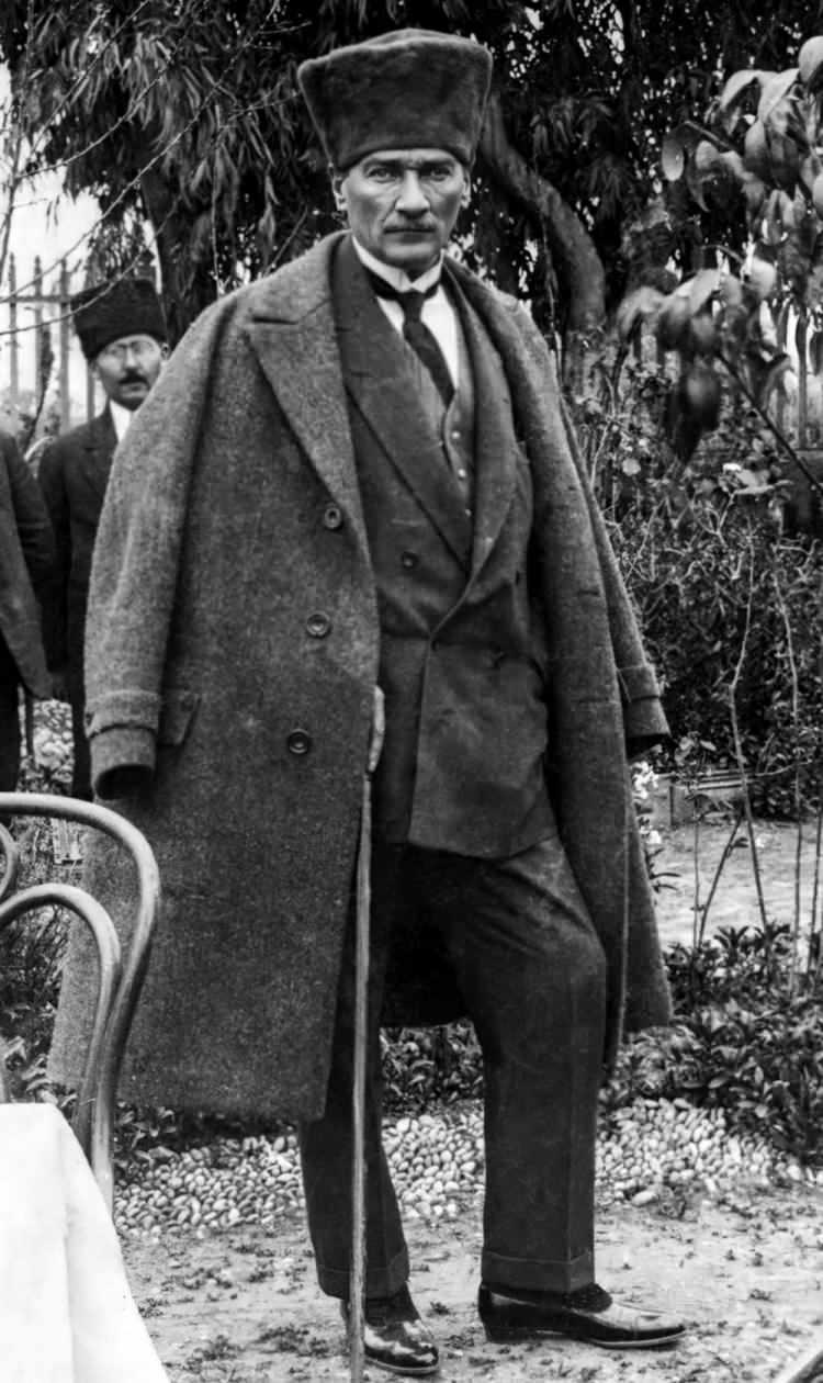 <p>Mustafa Kemal Atatürk, Tarsus Şelale Bahçesi'nde. (Arşiv-17.03.1923)</p>

<p> </p>
