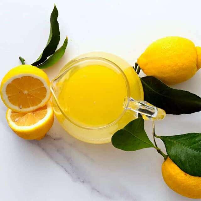 <p><strong>Aç karnına içilen</strong> limon suyu, toksinlerin vücuttan atılmasına yardımcı olur ve <strong>metabolizmayı hızlandırır</strong>. Su ile karıştırarak ferahlatıcı bir içecek elde edebilir, bu sayede yağ yakımını destekleyen meyve suları listesine limon suyunu ekleyebilirsiniz.</p>
