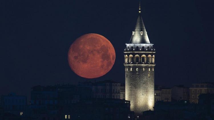 <p>Geçtiğimiz <strong>Ekim </strong>ayında gerçekleşen <strong>meteor yağmurları</strong> ve <strong>Süper Ay </strong>gökyüzünde görsel bir şölen oluşturmuş ve herkesin hafızasında unutulmaz anılar bırakmıştı.</p>

<p> </p>
