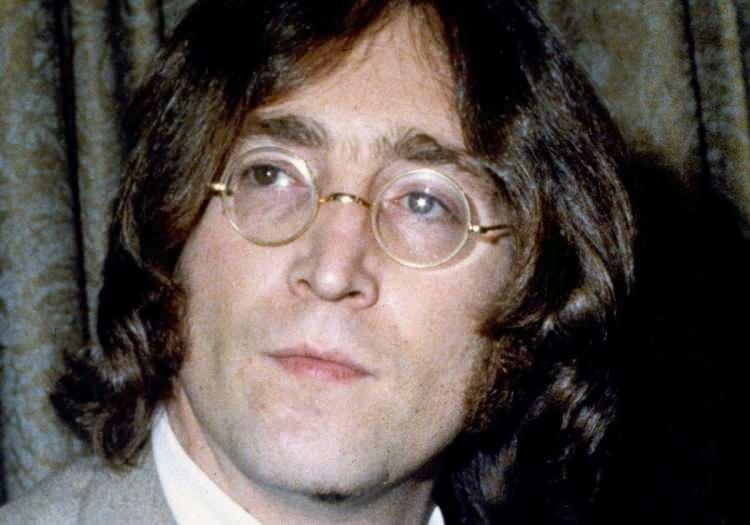 <p><strong>10. John Lennon- 17 milyon Dolar</strong></p>

<p>1940 yılında Liverpool'da dünyaya gelen ve Beatles grubu üyesi olan Lennon 1980 yılında silahlı saldırıya uğramasından sonra hayatını kaybetmişti.<strong> Let It Be, Imagine, Don't Let Me Down, Come Together</strong> gibi şarkılarla kariyerinde zirveyi yaşayan dünyanın en ünlü şarkıcılarından olan John Lenon listenin ilk 10'u arasında yer almayı başardı.</p>
