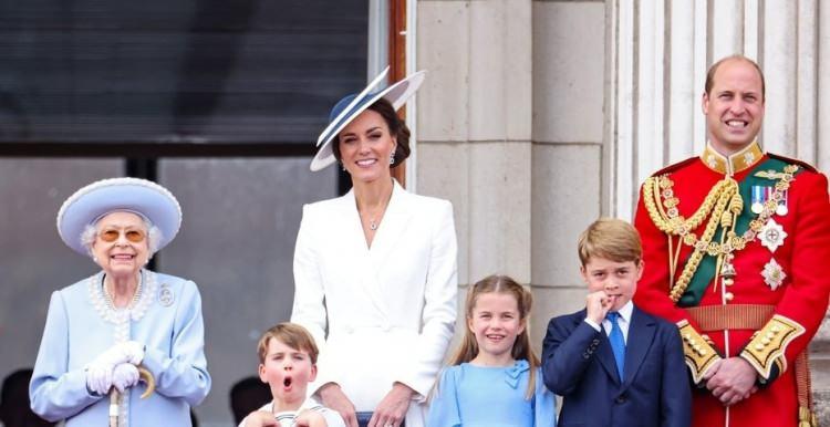 <p>Şimdilerde 3 çocuk babası olan Prens William, son zamanlarda eşi Kate Middleton'un sağlık problemleriyle gündeme geliyordu. Ünlü çift bu kez haklarında çıkan boşanma söylentileriyle dikkatleri üzerine topladı. </p>
