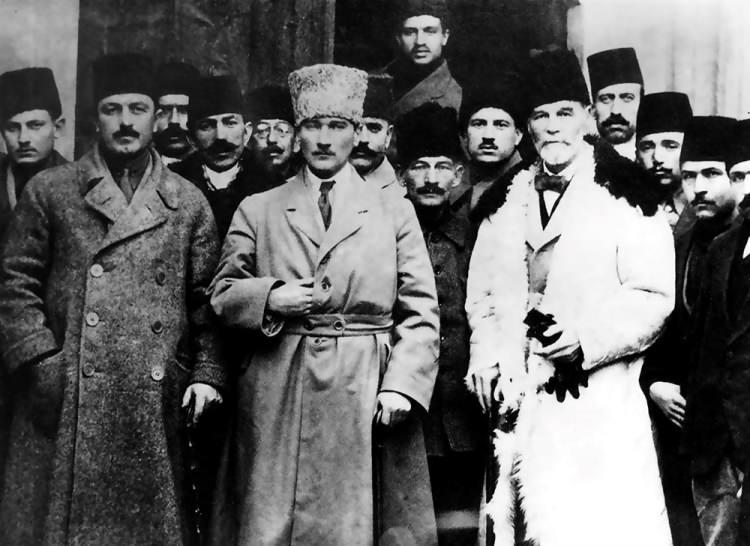 <p>Mustafa Kemal (ortada) Sivas Kongresi öncesi heyeti temsiliye üyeleriyle birlikte. ( Arşiv-02.09.1919)</p>
