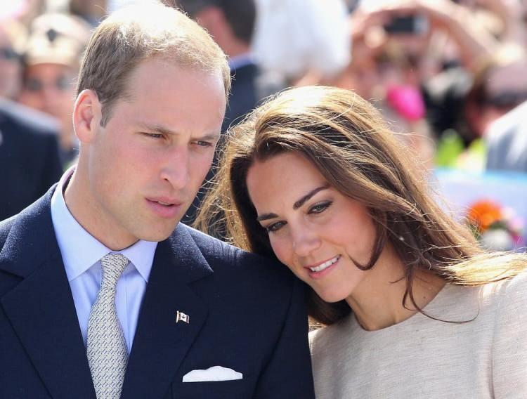 <p>Nişan yüzüğünü sıklıkla evlilik yüzüğünün yanına takmayı tercih eden Kate Middleton'un aksine Prens William'ın evlendiğinden beri hiç yüzük takmadığı fark edildi. </p>
