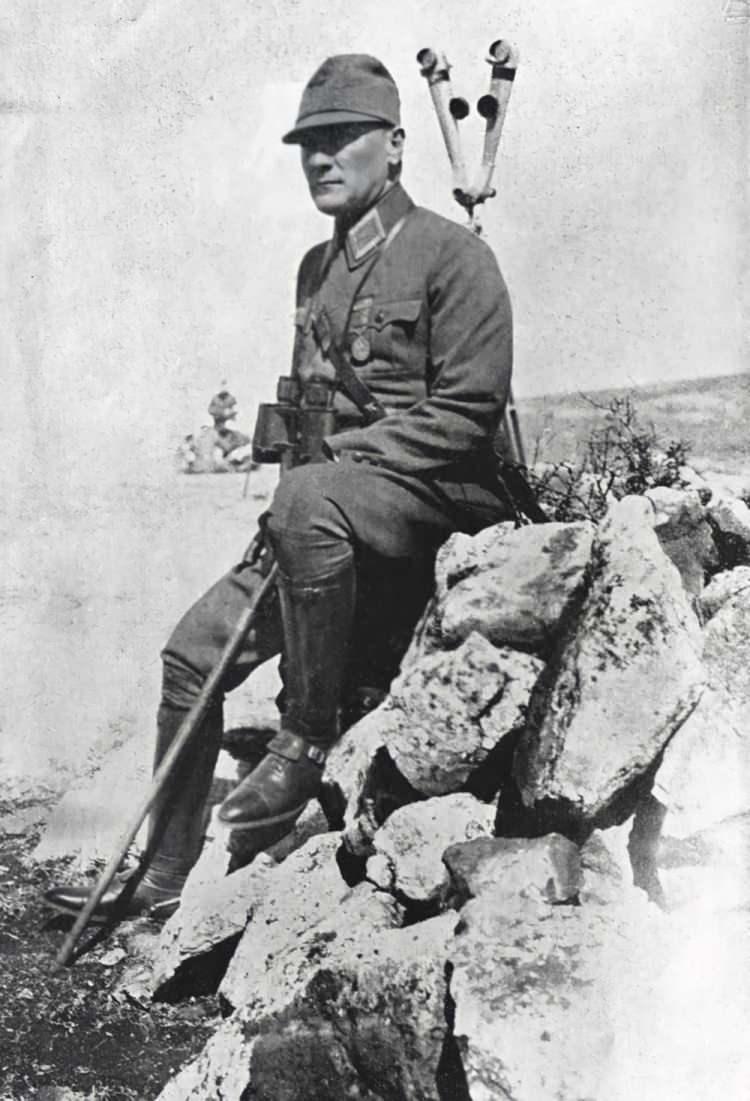 <p>Mustafa Kemal Atatürk, Mareşal üniforması ile 8 Ekim 1926'da Ankara'da 1. Ordu tarafından düzenlenen askeri tatbikatta. (Arşiv-08.10.1926)</p>
