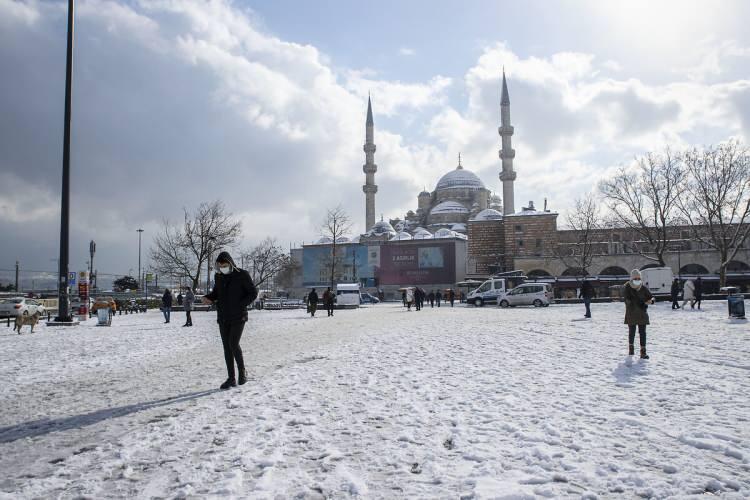 <p>Pazar günü Marmara, Karadeniz, Güney Doğu Anadolu yağmurlu. Sıcaklık tüm yurtta 4-5 derece düşecek 1 hafta bu seviyelerde.</p>
