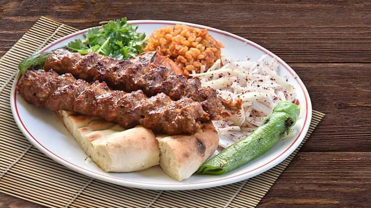 <p>Tarım ve Orman Bakanlığı gıdada taklit ve tağşiş yapanları ifşa etti. Zeytinyağı, sumak, kebap, tereyağı, kekik, pul biber gibi ürünlerde sahtecilik tespit edildi.</p>
