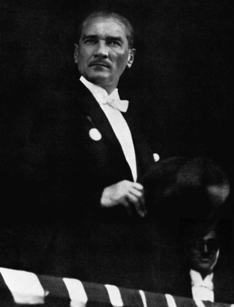 <p>Mustafa Kemal Atatürk, Ankara'da Cumhuriyet Bayramı Kutlamalarına katıldı. (Arşiv-29.10.1925)</p>
