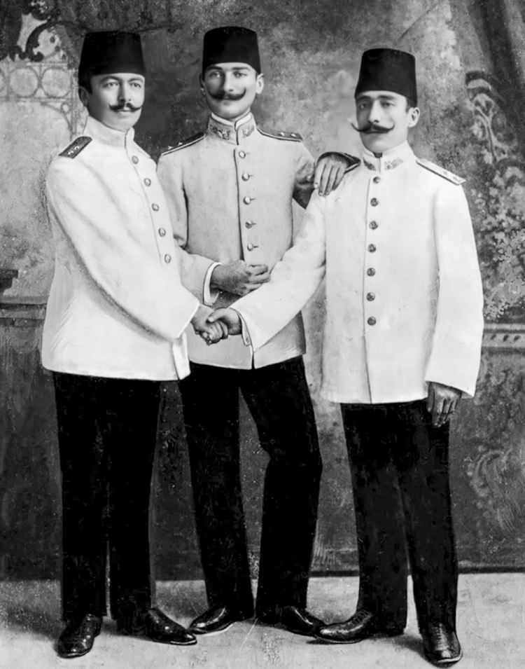 <p>Kurmay Yüzbaşı Mustafa Kemal (ortada), Beşinci Ordu'da birlikte görev yaptığı iki arkadaşı ile. Lütfi Müfid Özdeş (solda). (Arşiv-15.07.1907)</p>

<p> </p>
