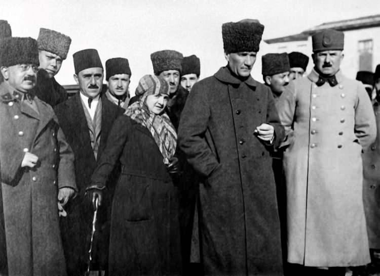 <p>Başkomutan Mustafa Kemal Atatürk (sağ 2) eşi Latife Hanım (sağ 3) ve General Kazım Karabekir (sağda) ile Ege gezisinde. (Arşiv-15.03.1923)</p>
