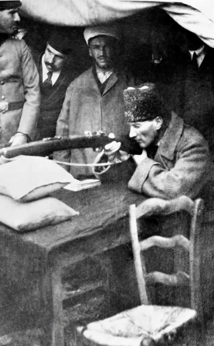 <p>Başkomutan Mustafa Kemal, Büyük Taarruz öncesi subay adayları talimgahında tüfekle atış yaptı. (Arşiv-01.01.1922)</p>
