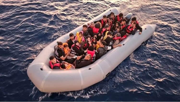 <p>Türkiye ile AB arasında 18 Mart 2016'da yapılan mutabakatın sonuç vermeye devam ettiği ve göç konusunda işbirliğinin temel çerçeve olmayı sürdürdüğü kaydedilen raporda, Türkiye'nin Suriye ve diğer ülkelerden 3,6 milyon sığınmacıya ev sahipliği yapma konusundaki olağanüstü çabaları takdir edildi.</p>