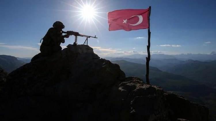 <p><span style="color:#B22222"><strong>TERÖRLE MÜCADELE</strong></span></p>
<p>Raporda AB tarafından da terör örgütü olarak listelenen PKK'nın saldırıları nedeniyle sınır bölgelerinin güvenlik riskiyle karşı karşıya kaldığı belirtilerek, "Sınır bölgelerindeki güvenlik durumu, PKK'nın devam eden terör saldırıları nedeniyle istikrarsız olmaya devam etmiştir." ifadesi kullanıldı.</p>