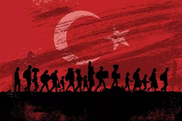 <p><span style="color:#B22222"><strong>GÖÇ VE MÜLTECİ POLİTİKASI</strong></span></p>

<p>Türkiye'nin dünyadaki "en büyük mülteci nüfuslarından birine ev sahipliği yaptığının" ifade edildiği raporda, resmi kaynaklara göre 2023'te bir önceki yıla göre daha az sayıda Suriyeliye Türk vatandaşlığı verildiği ve gönüllü geri dönüşlerin hızlandığı belirtildi.</p>
