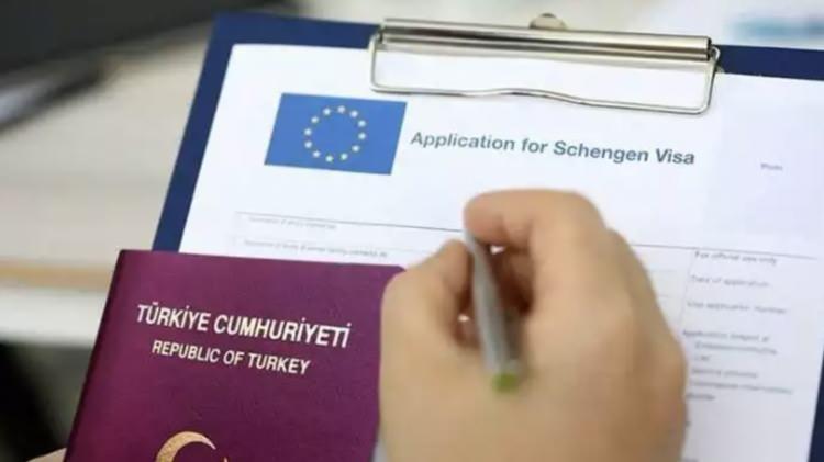 <p>Raporda, AB-Türkiye arasındaki vize serbestisi diyaloğuna da değinilerek, "Vize serbestisi yol haritası kapsamında öne çıkan hiçbir kriter yerine getirilmedi.</p>