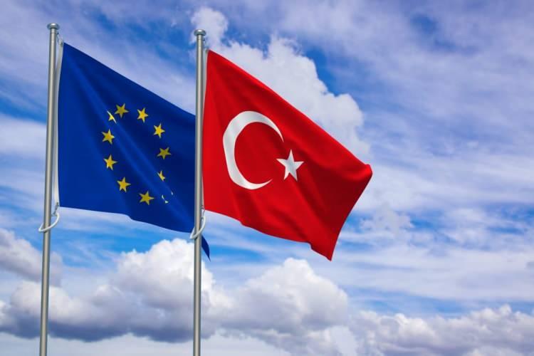 <p><span style="color:#B22222"><strong>"TÜRKİYE AKTİF VE ÖNEMLİ BİR AKTÖRDÜR"</strong></span></p>

<p>Raporda, "Türkiye, dış politika alanında aktif ve önemli bir aktördür, bu da AB-Türkiye ilişkileri açısından önemli bir unsurdur." ifadesi yer aldı.</p>
