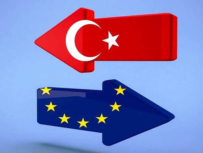 <p>Raporda Türkiye'nin dış politikada "360 derecelik stratejik bakış açısını" sürdürdüğü kaydedilerek, "Türkiye, AB üyeliğine bağlılığını sürdürdüğünü bildirerek, diplomatik, ekonomik, güvenlik ve savunma alanlarında kapsamlı bir vizyon benimseyerek ortaklıklarını çeşitlendirmiş ve stratejik özerkliğini ortaya koymuştur." denildi.</p>
