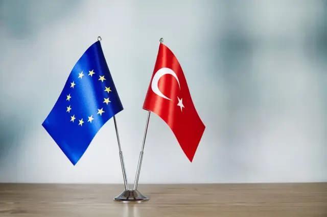 <p>Raporda, Türkiye'nin Afrika'daki varlığının da güçlendiğine değinilerek Ankara'nın, Somali ve Sudan'daki çatışmalarda taraflar arasında "dengeli" pozisyon aldığı ve arabuluculuk rolü üstlendiğine dikkat çekildi.</p>
