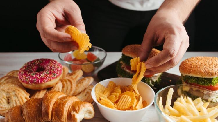 <p>Çalışmaya göre UPF'lerin zihinsel, solunum, kardiyovasküler, gastrointestinal ve metabolik rahatsızlıklar dahil olmak üzere 32 farklı sağlık problemine neden olduğu kanıtlandı. <span style="color:#800080"><em><strong>Özellikle kanser, kalp hastalığı, karaciğer yağlanması ve Tip 2 diyabet gibi hastalıklarla bağlantılı olan bu ürünler market raflarında sıkça yer alıyor.</strong></em></span></p>

