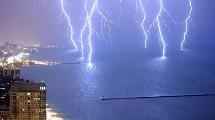 <p>Fotoğraf: saniyenin onda, yüzde hatta bazen binde birinde sensöre yansıyan ışığın bıraktığı iz... Bazen, bazı kareler, fotoğrafın tamamen teknik bir iş olmadığını söyleyecek nitelikte olabiliyor. İşte doğru zamanda doğru yerde deklanşöre basılarak zamanın durdurulduğu fotoğraf kareleri...</p>
