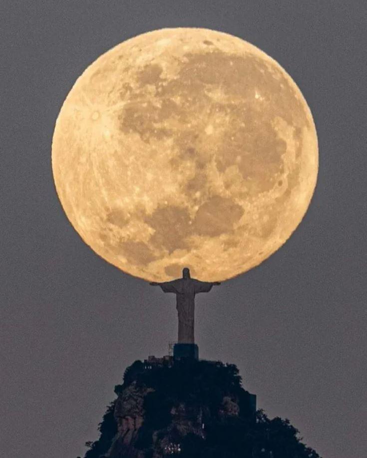 <p>Rio de Janeiro şehrinde Corcovado Dağı üzerinde İsa heykeli ve ay...</p>
