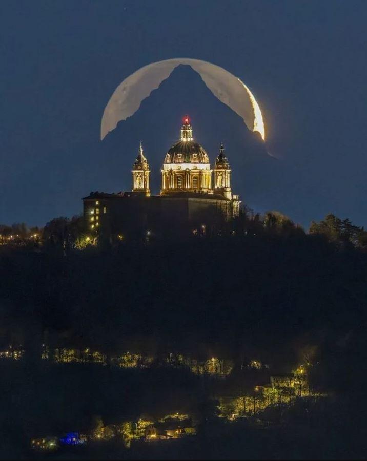 <p>Katedral, dağ ve ayın muhteşem denk gelişi...</p>
