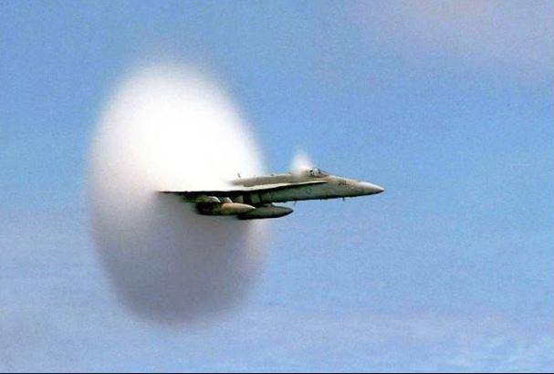 <p>FA-18 Hornet ses duvarını aşıyor...</p>
