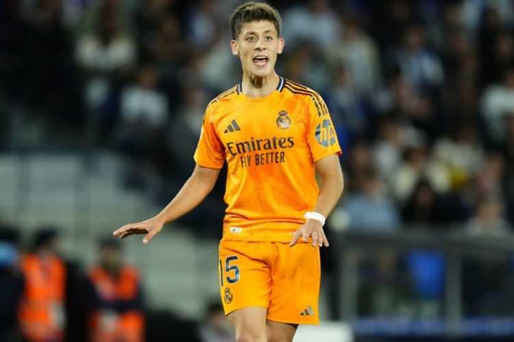 <p>Real Madrid Başkanı <strong>Florentino Perez</strong>'in, Manchester United'ın bu takas teklifini geri çevirdiği belirtilirken, Arda Güler'in Real Madrid projesinde önemli bir yer tuttuğu ve milli yıldız için gelecek tüm tekliflerin geri çevrileceği kaydedildi.</p>