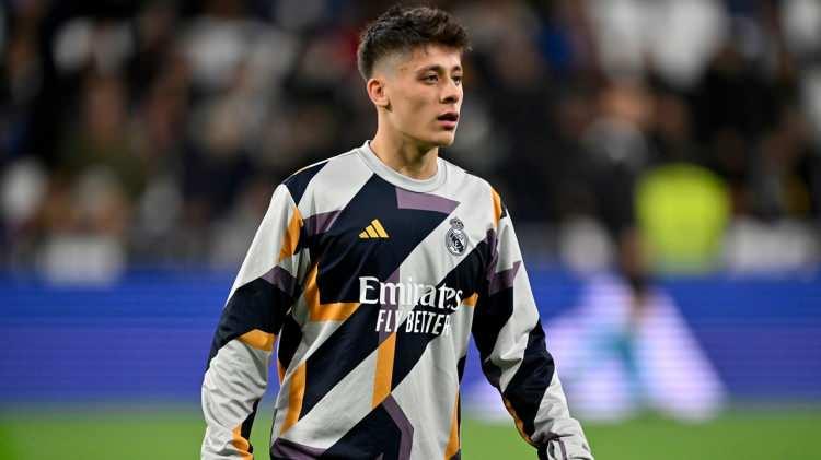 <p><strong>İspanya LaLiga</strong>'dan pek çok takımın listesinde bulunan Arda, Almanya'dan <strong>Borussia Dortmund</strong> ve İngiltere Premier Lig'den de<strong> Liverpool</strong>'un ciddi bir şekilde radarına girmiş durumda.</p>
