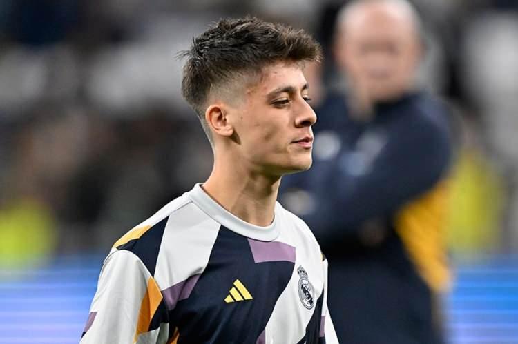 <p>Erik Ten Hag'la yollarını ayıran ve Ruben Amorim'le teknik direktörlük için görüşmeler yapan İngiliz devinde kulübe yakın kaynaklar, Arda Güler'in transferi durumunda takımın hücum performansını yükselteceği fikrinde birleşti.</p>
