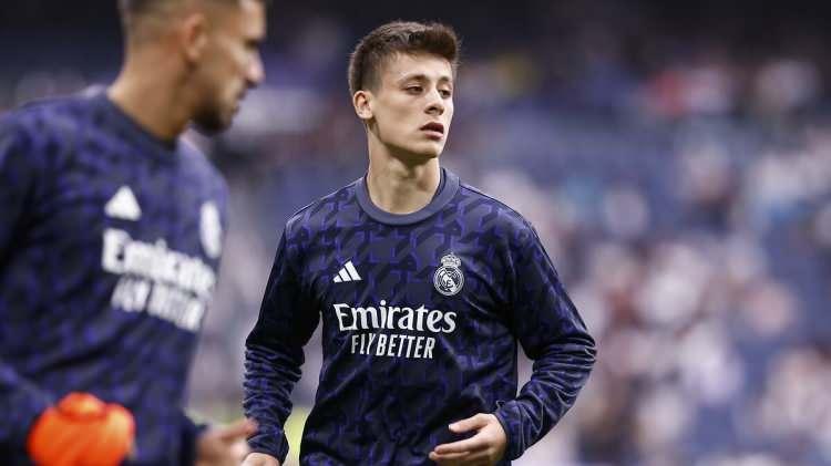 <p>İspanyol basınından <em><strong>Defensa Central'in haberine göre,</strong></em> Premier Lig devi <strong>Manchester United </strong>genç yıldız Arda Güler için <strong>Real Madrid</strong>'e çılgın bir takas teklifinde bulundu.</p>