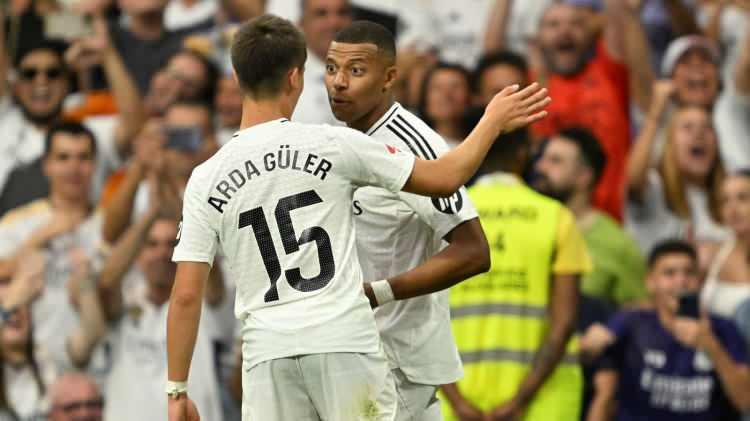 <p>Arda'nın son maçlarda süre bulamaması ile ilgili olarak kulüp içi kaynaklardan önemli bilgiler aktaran Rai, Ancelotti'nin milli futbolcuyu hücuma çok yatkın olan Mbappe ve Vinicius ile oynatması durumunda takımın dengesiz olacağını düşündüğü için son maçlarda oynatamadığını öne sürdü.</p>
