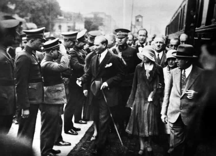 <p>Cumhurbaşkanı Mustafa Kemal Atatürk, 1928'de Çanakkale gezisinde. (Arşiv-01.09.1928)</p>
