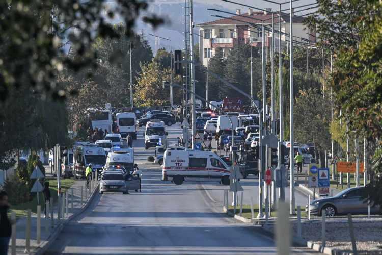 <p>TUSAŞ'a saldırı soruşturmasının devam ettiğinin altını &ccedil;izen Bakan Yerlikaya, ter&ouml;ristlerin T&uuml;rkiye'ye nasıl geldiğini a&ccedil;ıkladı. Bakan Yerlikaya, "Ter&ouml;ristlerin paramotorla geldiğini değerlendiriyoruz" ifadelerini kullandı.</p>

<p>&nbsp;</p>
