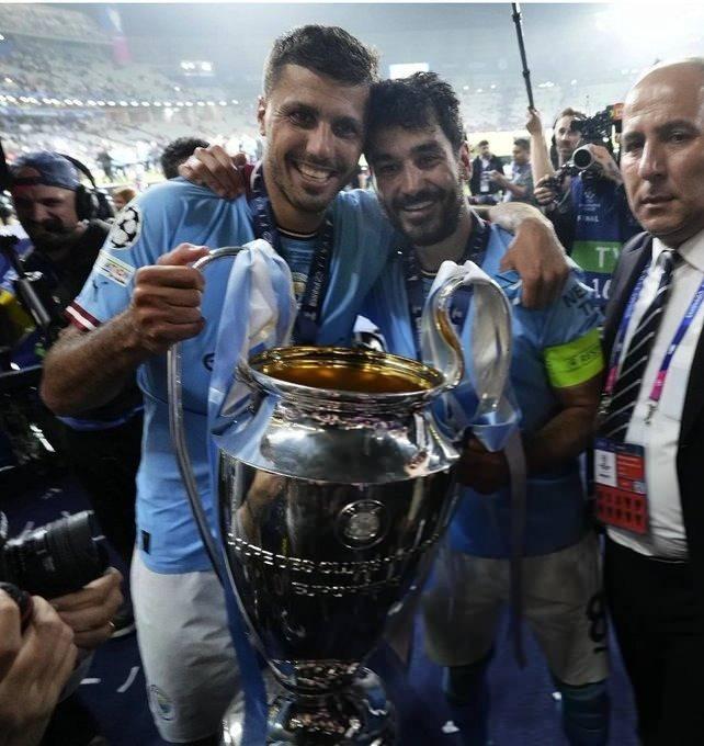 <p>İspanyol oyuncu takımı Manchester City ile İngiltere'de de lig şampiyonlu zaferi yaşadı.</p>